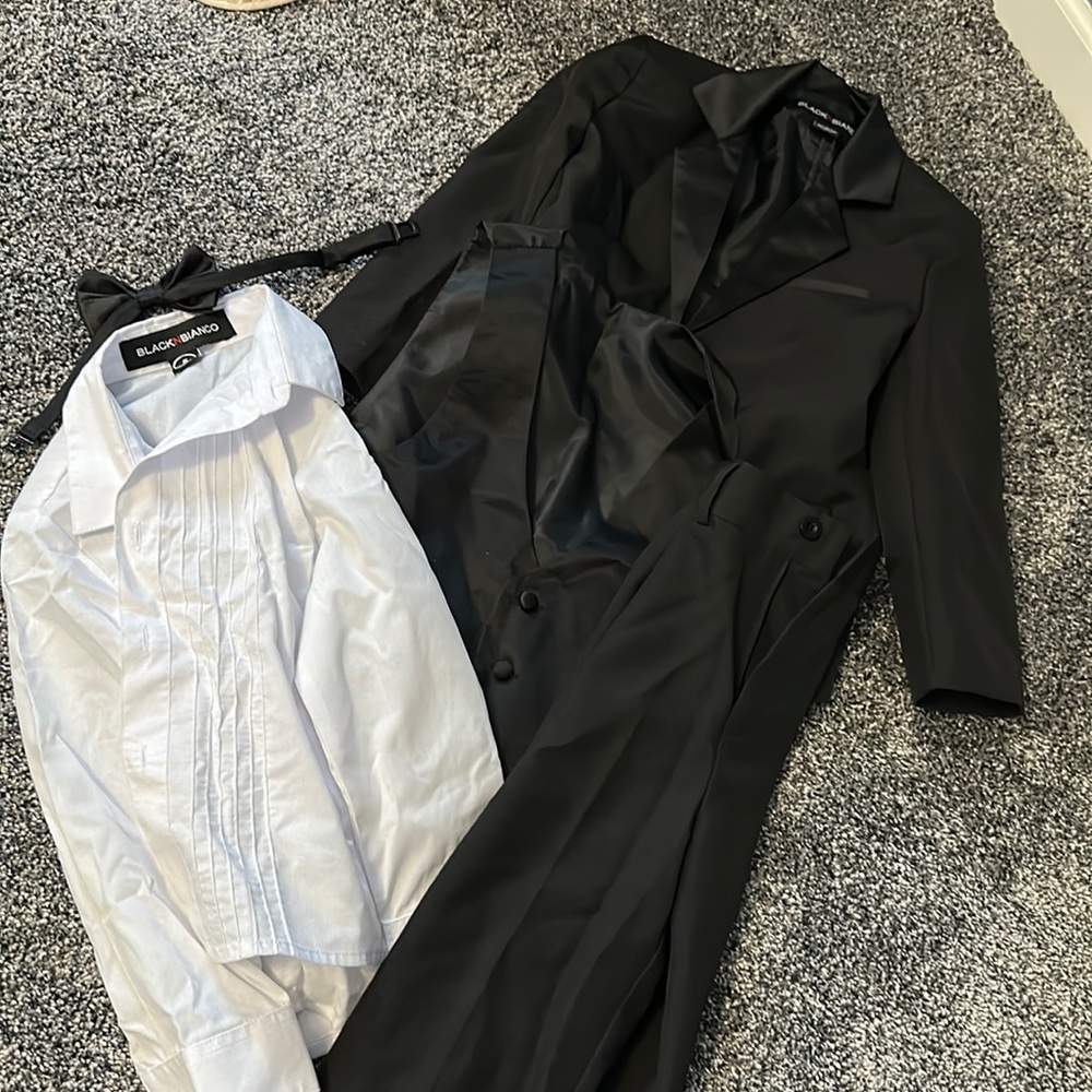 Boys size 5, 5 piece tuxedo set